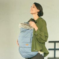 防寒ケープ 抱っこ紐・ヒップシート・ベビーカー対応 ベビーアンドミー(BABY＆Me)太陽光で３度暖か発熱性中綿！おしゃれなファーフード付き。秋冬はフリースでも使える、撥水加工 大きめポケット 1000-07-12