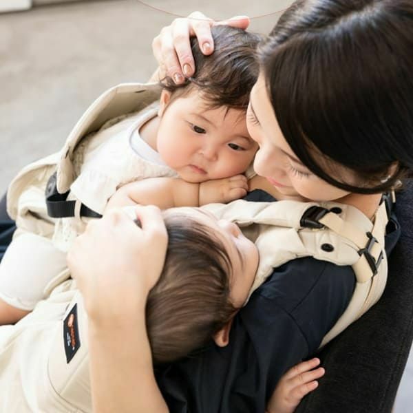 【双子用抱っこ紐】napnap(ナップナップ)ベージュ ふたごのおんぶ抱っこ組み合わせ可のおすすめ世界初ツインズキャリー イニシャルチャーム2個セット