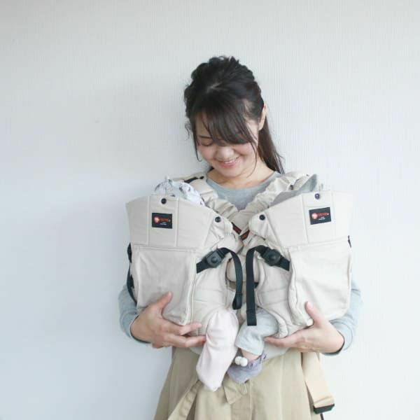 【双子用抱っこ紐】napnap(ナップナップ)ネイビー ふたごのおんぶ抱っこ組み合わせ可のおすすめ世界初ツインズキャリー イニシャルチャーム2個セット