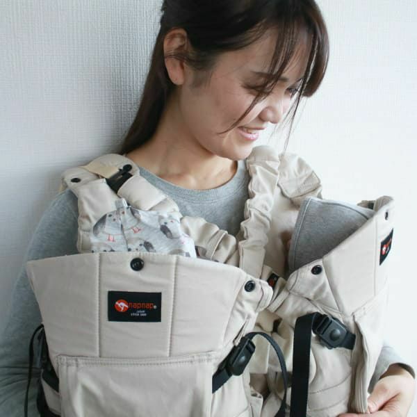 【双子用抱っこ紐】napnap(ナップナップ)ネイビー ふたごのおんぶ抱っこ組み合わせ可のおすすめ世界初ツインズキャリー イニシャルチャーム2個セット
