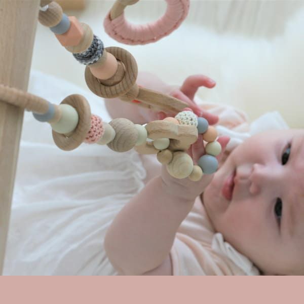 【ベビージム】おしゃれで長く使える木製で人気の折りたためるプレイジム【ホワイト×ピンク】赤ちゃんが遊べる可愛すぎるベビートイ（知育おもちゃ）付きで出産祝いにもおすすめ。ホップル1000-43-03