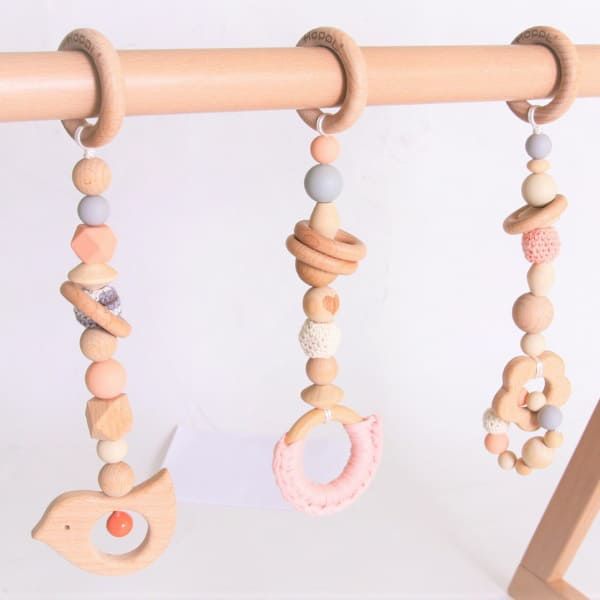 【ベビージム】おしゃれで長く使える木製で人気の折りたためるプレイジム【ホワイト×ピンク】赤ちゃんが遊べる可愛すぎるベビートイ（知育おもちゃ）付きで出産祝いにもおすすめ。ホップル1000-43-03
