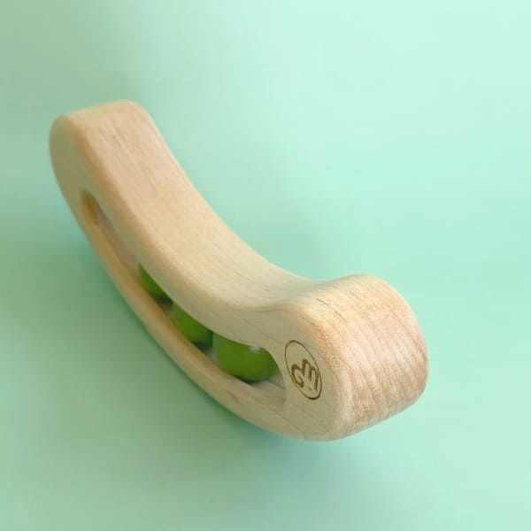 FAVA(ファーヴァ)お豆の赤ちゃんガラガララトル【マストロジェペット】木製知育玩具 日本製 グリーン1000-48-04
