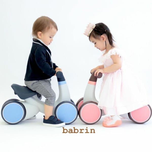 1歳2歳のファーストバイクbabrin(バブリン)子供用4輪乗用玩具。室内