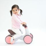 1歳2歳のファーストバイクbubrin(バブリン)子供用4輪乗用玩具。おしゃれでかわいい誕生日プレゼントとしておすすめ！サドルの高さ調節可、室内屋外で使える組み立て不要はじめての乗り物1000-45-11