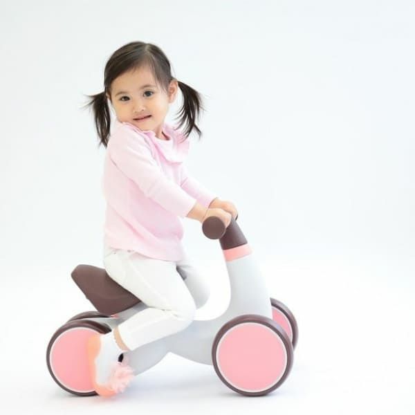 1歳2歳のファーストバイクbubrin(バブリン)子供用4輪乗用玩具。おしゃれでかわいい誕生日プレゼントとしておすすめ！サドルの高さ調節可、室内屋外で使える組み立て不要はじめての乗り物1000-45-11