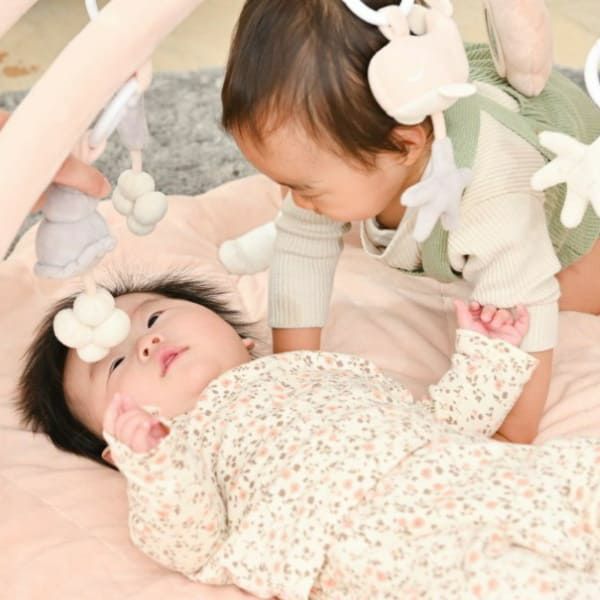 【ベビージム プレイジムマット】【シェルピンク】赤ちゃん(新生児0歳)から長く使える!折りたたみ収納ケース付きプレイマットと取り外せるおしゃれな知育おもちゃ。 寝返り腹ばい安心のふわふわクッション！1000-21-42