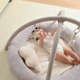 【ベビージム プレイジムマット】【プレミアム厚手ふわふわ】【ミルクグレー】赤ちゃん(新生児0歳)から長く使える!折りたたみ収納ケース付きプレイマットと取り外せるおしゃれな知育おもちゃ。 寝返り腹ばい安心クッション！1000-21-48