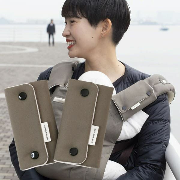 サンアンドビーチ(sun&beach)カーキグレーの抱っこ紐用よだれカバー