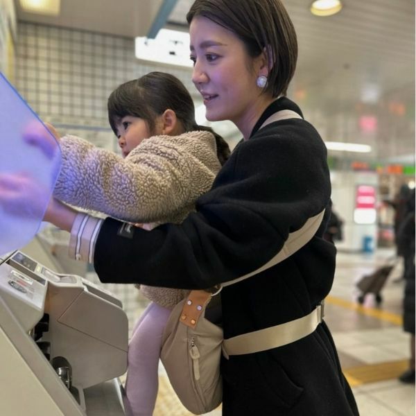 ノルン(N/ORN)抱っこ紐バッグ(日本製)【ベージュ】ヒップシートになるマザーズバッグ(防水・抗菌防臭)腰すわり後（生後約7か月頃）～20㎏（5歳頃）まで長く使える熟練のバッグ職人が創ったおしゃれなショルダーバッグ1000-52-01