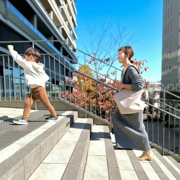 ノルン(N/ORN)抱っこ紐バッグ(日本製)【ベージュ】ヒップシートになるマザーズバッグ(防水・抗菌防臭)腰すわり後（生後約7か月頃）～20㎏（5歳頃）まで長く使える熟練のバッグ職人が創ったおしゃれなショルダーバッグ1000-52-01
