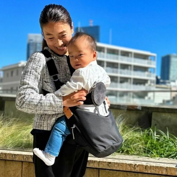 ノルン(N/ORN)抱っこ紐バッグ(日本製)【ブラック】ヒップシートになるマザーズバッグ(防水・抗菌防臭)腰すわり後（生後約7か月頃）～20㎏（5歳頃）まで長く使える熟練のバッグ職人が創ったおしゃれなショルダーバッグ1000-52-02