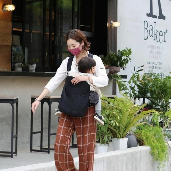 ノルン(N/ORN)抱っこ紐バッグ(日本製)【ブラック】ヒップシートになるマザーズバッグ(防水・抗菌防臭)腰すわり後（生後約7か月頃）～20㎏（5歳頃）まで長く使える熟練のバッグ職人が創ったおしゃれなショルダーバッグ1000-52-02