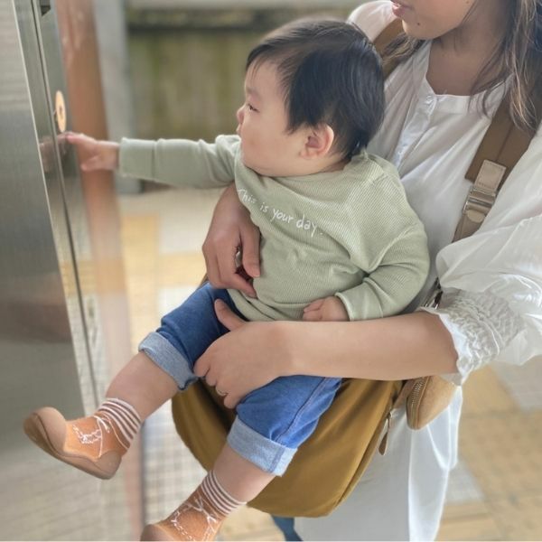 ノルン(N/ORN)抱っこ紐バッグ(日本製)【キャメル】ヒップシートになるマザーズバッグ(防水・抗菌防臭)腰すわり後（生後約7か月頃）～20㎏（5歳頃）まで長く使える熟練のバッグ職人が創ったおしゃれなショルダーバッグ1000-52-03