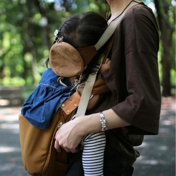 ノルン(N/ORN)抱っこ紐バッグ(日本製)【キャメル】ヒップシートになるマザーズバッグ(防水・抗菌防臭)腰すわり後（生後約7か月頃）～20㎏（5歳頃）まで長く使える熟練のバッグ職人が創ったおしゃれなショルダーバッグ1000-52-03