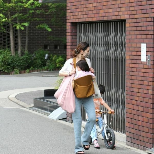 ノルン(N/ORN)抱っこ紐バッグ(日本製)【キャメル】ヒップシートになるマザーズバッグ(防水・抗菌防臭)腰すわり後（生後約7か月頃）～20㎏（5歳頃）まで長く使える熟練のバッグ職人が創ったおしゃれなショルダーバッグ1000-52-03