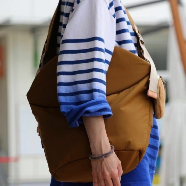 ノルン(N/ORN)抱っこ紐バッグ(日本製)【キャメル】ヒップシートになるマザーズバッグ(防水・抗菌防臭)腰すわり後（生後約7か月頃）～20㎏（5歳頃）まで長く使える熟練のバッグ職人が創ったおしゃれなショルダーバッグ1000-52-03