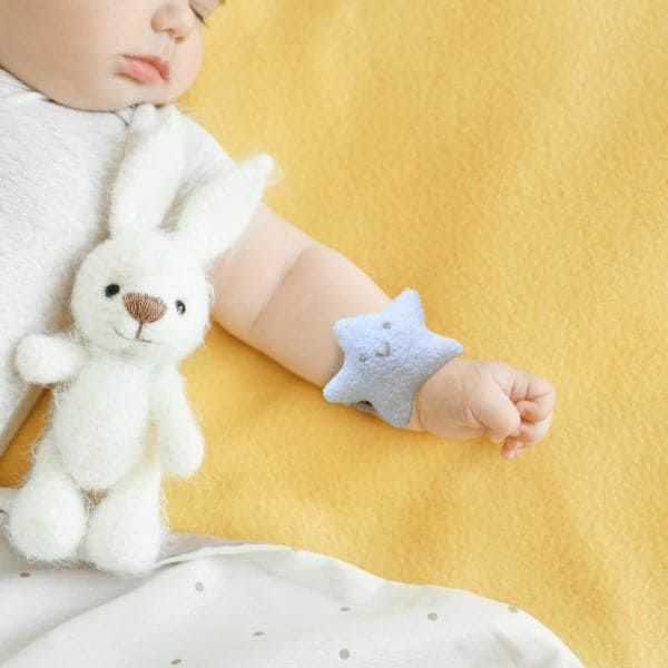 リストラトル【ガラガラ】日本製 新生児・生後1ヵ月～3ヵ月ベビーに赤ちゃんおもちゃ出産祝い知育玩具 握れなくても手首につけれる！ふわふわ柔らかく肌触りのいい素材で心地いい鈴の優しい音色 星・ひよこ型1000-42-24