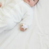 リストラトル【ガラガラ】日本製 新生児・生後1ヵ月～3ヵ月ベビーに赤ちゃんおもちゃ出産祝い知育玩具 握れなくても手首につけれる！ふわふわ柔らかく肌触りのいい素材で心地いい鈴の優しい音色 星・ひよこ型1000-42-24