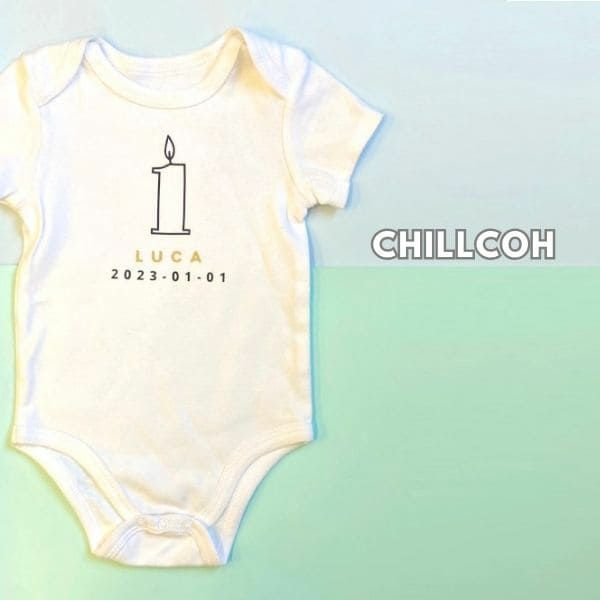 CHILLCOH(チルコ)【1歳バースデーロンパース】名入れギフト誕生日ベビー服・衣装・アイテム(男の子女の子)75・80・85サイズ おしゃれでかわいいロンパース白肌着(オムツ替えや着替え着脱簡単)普段着、ベビーフォトセルフ、誕生日会やフォーマル着にも活躍コーデ【オーダーメイド】1000-44-12