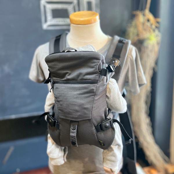 帝王切開にもおすすめの新生児から使える抱っこ紐【まずコレ】驚くほど超簡単・コンパクト！妊婦マタニティ出産準備、1ヶ月検診や里帰り出産移動、上の子の送迎に大活躍！寝たらそのままベッドにおろせる、対面抱っこ・前向き抱っこ・4ヶ月からリュック式で簡単おんぶできてコスパ最高 イニシャルチャーム付き 1000-58-28