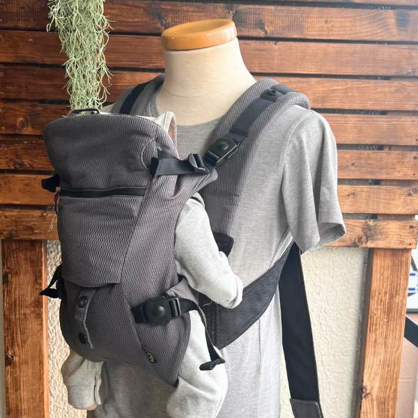 帝王切開にもおすすめの新生児から使える抱っこ紐【まずコレ】驚くほど超簡単・コンパクト！妊婦マタニティ出産準備、1ヶ月検診や里帰り出産移動、上の子の送迎に大活躍！寝たらそのままベッドにおろせる、対面抱っこ・前向き抱っこ・4ヶ月からリュック式で簡単おんぶできてコスパ最高 イニシャルチャーム付き 1000-58-28