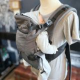 帝王切開にもおすすめの新生児から使える抱っこ紐【まずコレ】驚くほど超簡単・コンパクト！妊婦マタニティ出産準備、1ヶ月検診や里帰り出産移動、上の子の送迎に大活躍！寝たらそのままベッドにおろせる、対面抱っこ・前向き抱っこ・4ヶ月からリュック式で簡単おんぶできてコスパ最高 イニシャルチャーム付き 1000-58-28