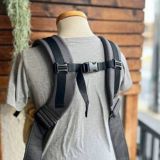 帝王切開にもおすすめの新生児から使える抱っこ紐【まずコレ】驚くほど超簡単・コンパクト！妊婦マタニティ出産準備、1ヶ月検診や里帰り出産移動、上の子の送迎に大活躍！寝たらそのままベッドにおろせる、対面抱っこ・前向き抱っこ・4ヶ月からリュック式で簡単おんぶできてコスパ最高 イニシャルチャーム付き 1000-58-28