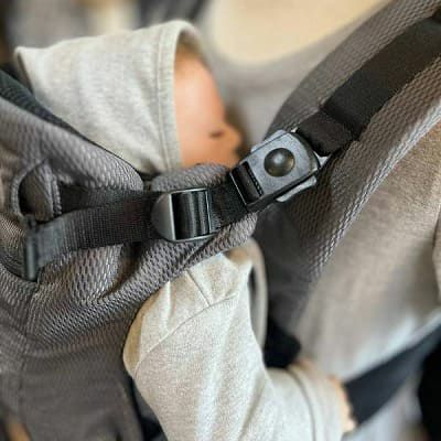 帝王切開にもおすすめの新生児から使える抱っこ紐【まずコレ】驚くほど超簡単・コンパクト！妊婦マタニティ出産準備、1ヶ月検診や里帰り出産移動、上の子の送迎に大活躍！寝たらそのままベッドにおろせる、対面抱っこ・前向き抱っこ・4ヶ月からリュック式で簡単おんぶできてコスパ最高 イニシャルチャーム付き 1000-58-28