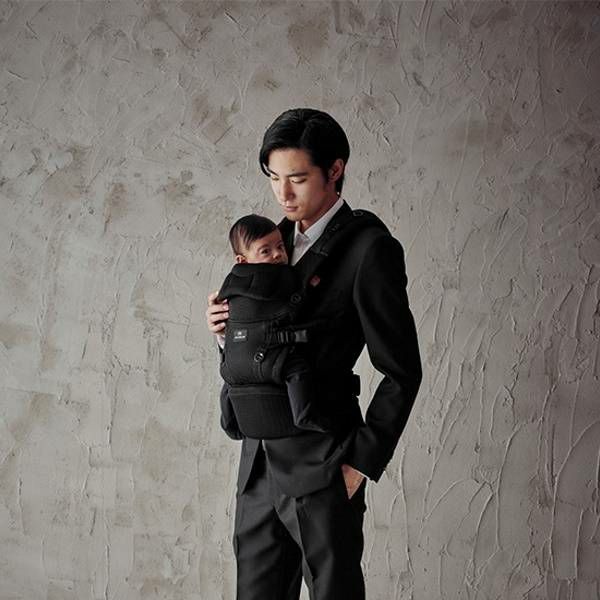 エールベベの抱っこ紐【ベビーキャリアスリー】ブラック 新生児から使える日本人の体型にあうおしゃれでモードな抱っこ紐。 ヒップシートのようなお子さまを下から支えるラクダキクッションで抱く・おろすが簡単安心！1000-60-02