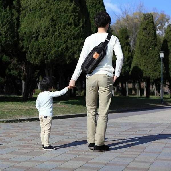 ダッコリーノ(daccolino)2歳から5歳 20kgまで使えるパパのアイデア ショルダーバッグ×ヒップシート(抱っこ紐) 日本製【ベーシック ネイビー】1000-52-11