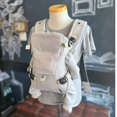 ベビーキャリアファースト【グレージュ】新生児から【まずコレ】超簡単抱っこ紐 帝王切開にもおすすめ 出産準備、1ヶ月健診や里帰り出産、上の子の送迎に大活躍！ 寝たらそのままおろせる、対面抱っこ・前向き抱っこ・4ヶ月からリュック式で簡単おんぶ イニシャルチャーム付き 1000-58-42