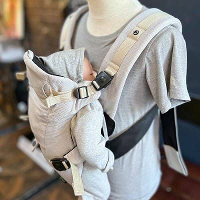 ベビーキャリアファースト【グレージュ】新生児から【まずコレ】超簡単抱っこ紐 帝王切開にもおすすめ 出産準備、1ヶ月健診や里帰り出産、上の子の送迎に大活躍！ 寝たらそのままおろせる、対面抱っこ・前向き抱っこ・4ヶ月からリュック式で簡単おんぶ イニシャルチャーム付き 1000-58-42