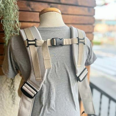 ベビーキャリアファースト【グレージュ】新生児から【まずコレ】超簡単抱っこ紐 帝王切開にもおすすめ 出産準備、1ヶ月健診や里帰り出産、上の子の送迎に大活躍！ 寝たらそのままおろせる、対面抱っこ・前向き抱っこ・4ヶ月からリュック式で簡単おんぶ イニシャルチャーム付き 1000-58-42