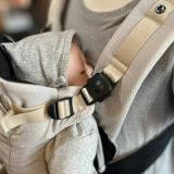 ベビーキャリアファースト【グレージュ】新生児から【まずコレ】超簡単抱っこ紐 帝王切開にもおすすめ 出産準備、1ヶ月健診や里帰り出産、上の子の送迎に大活躍！ 寝たらそのままおろせる、対面抱っこ・前向き抱っこ・4ヶ月からリュック式で簡単おんぶ イニシャルチャーム付き 1000-58-42