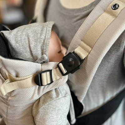 ベビーキャリアファースト【グレージュ】新生児から【まずコレ】超簡単抱っこ紐 帝王切開にもおすすめ 出産準備、1ヶ月健診や里帰り出産、上の子の送迎に大活躍！ 寝たらそのままおろせる、対面抱っこ・前向き抱っこ・4ヶ月からリュック式で簡単おんぶ イニシャルチャーム付き 1000-58-42