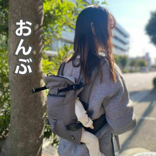 ベビーキャリアファースト【グレージュ】新生児から【まずコレ】超簡単抱っこ紐 帝王切開にもおすすめ 出産準備、1ヶ月健診や里帰り出産、上の子の送迎に大活躍！ 寝たらそのままおろせる、対面抱っこ・前向き抱っこ・4ヶ月からリュック式で簡単おんぶ イニシャルチャーム付き 1000-58-42